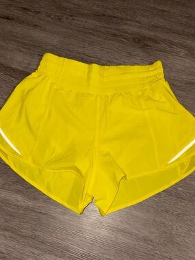 lululemon athletica high-rise Hotty hot Shorts - Vibrant Yellow